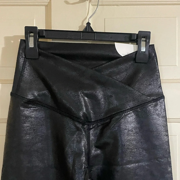 NWT Offline by Aerie Crossover Hi Waisted Crackle Black Leggings Size Medium - Picture 14 of 14